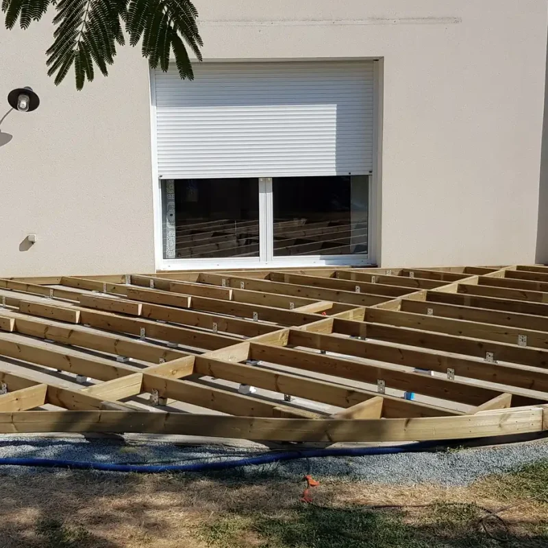 Pose de pergolas à Chavagnes en Paillers par l'espace Menuiserie Lami