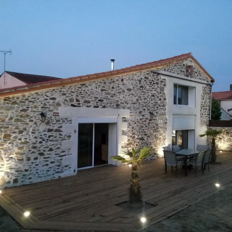 Pose de pergolas à Chavagnes en Paillers par l'espace Menuiserie Lami