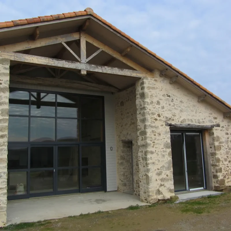 Pose de menuiseries à Chavagnes en Paillers par l'espace Menuiserie Lami