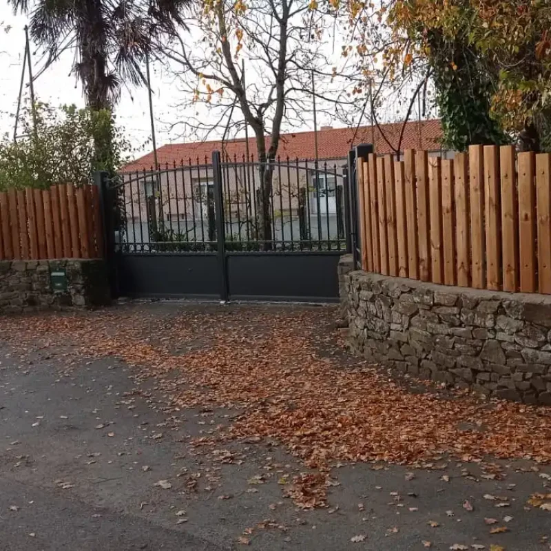 Pose de porte de portail à Chavagne en Paillers par l'Espace menuiserie LAMI