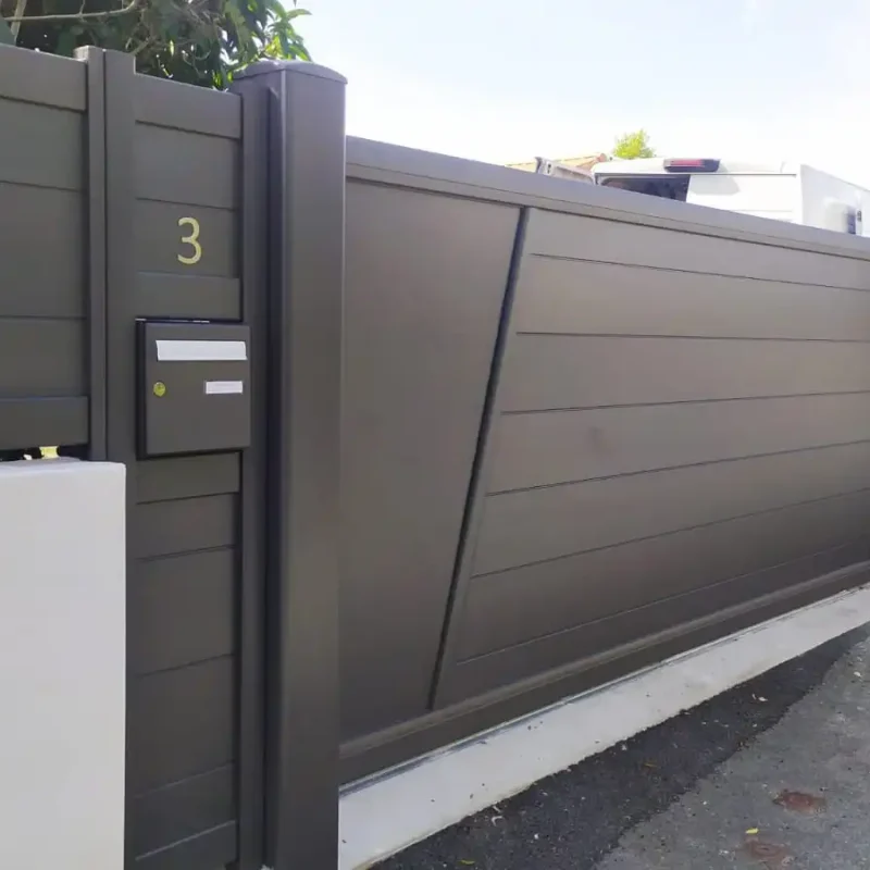 Pose de porte de portail à Chavagne en Paillers par l'Espace menuiserie LAMI