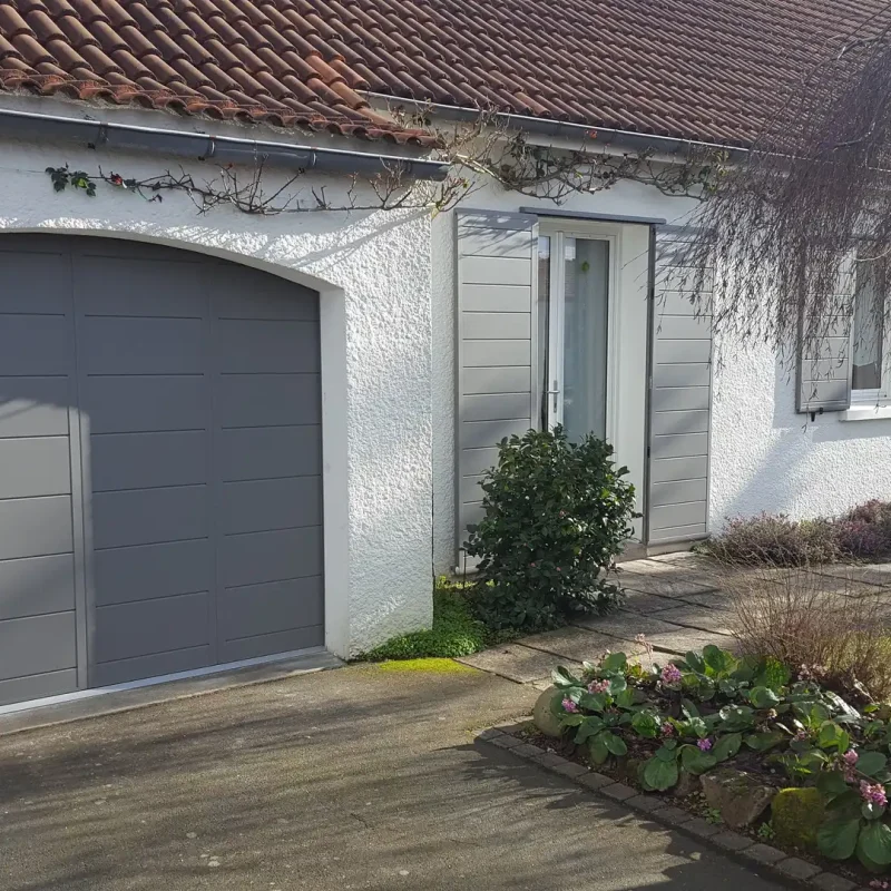Pose de porte de garage à Chavagne en Paillers par l'Espace menuiserie LAMI
