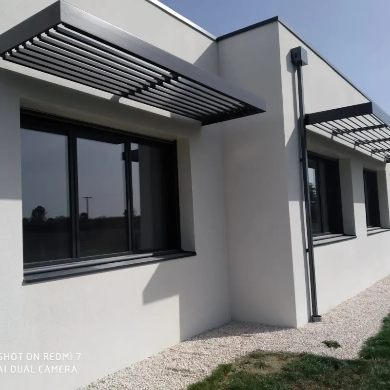 Pose de brises soleil à Chavagne en Paillers