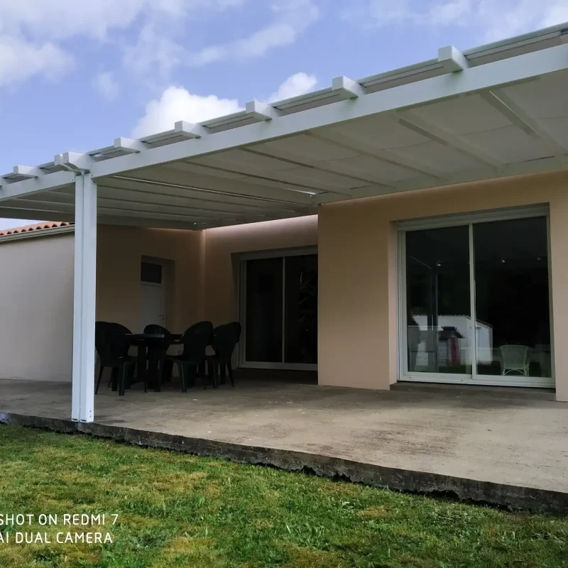 Pose de pergolas à Chavagnes en Paillers par l'espace Menuiserie Lami