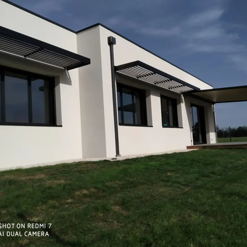 Pose de pergolas à Chavagnes en Paillers par l'espace Menuiserie Lami