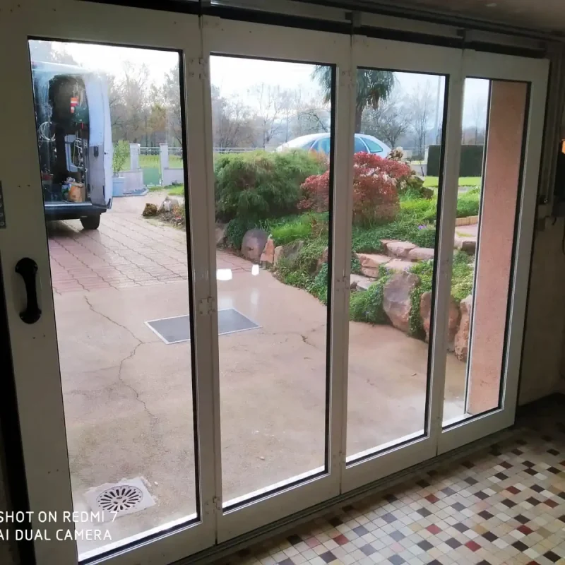 Pose de porte de garage à Chavagne en Paillers par l'Espace menuiserie LAMI